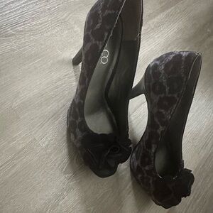 Chic Women's Black Heels with Floral Detail